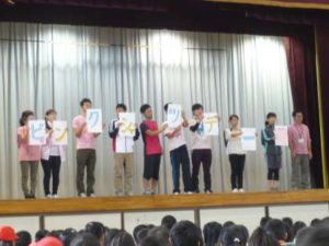 ピンクシャツデー運動について演説する小学生たち