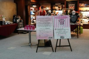 岐阜のゴルフ倶楽部の店舗前に掲げられたピンクシャツ運動の由来を説明した看板
