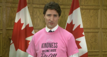 ピンクシャツを着てスピーチするcanada首相