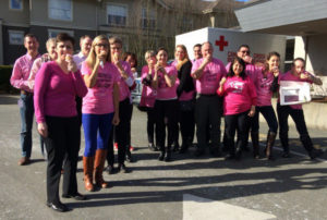 ピンクシャツを着たカナダ赤十字の職員たち