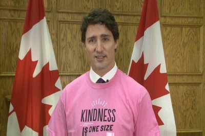 ピンクシャツを着たカナダのトルドー首相