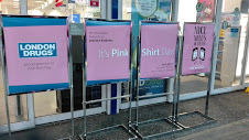 スポンサー企業の店舗前にあるピンク色のたて看板