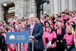 ピンクシャツを着ていじめ反対の演説するbc州知事