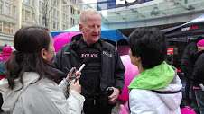 イベントで日本メディアのインタビューにこたえるカナダの警察官