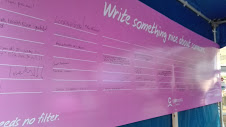 ピンクシャツデーいじめ反対運動のために用意されたピンク色のメッセージボード
