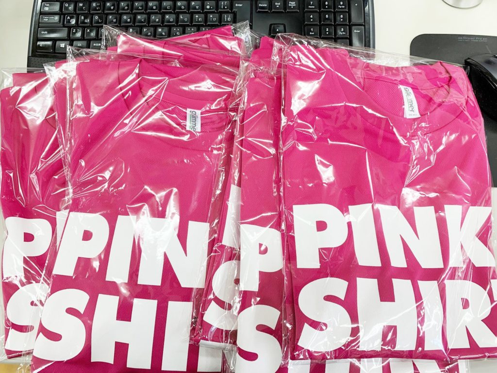 社内に配布されたピンクTシャツ