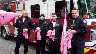 ピンクシャツを着た消防隊員たち
