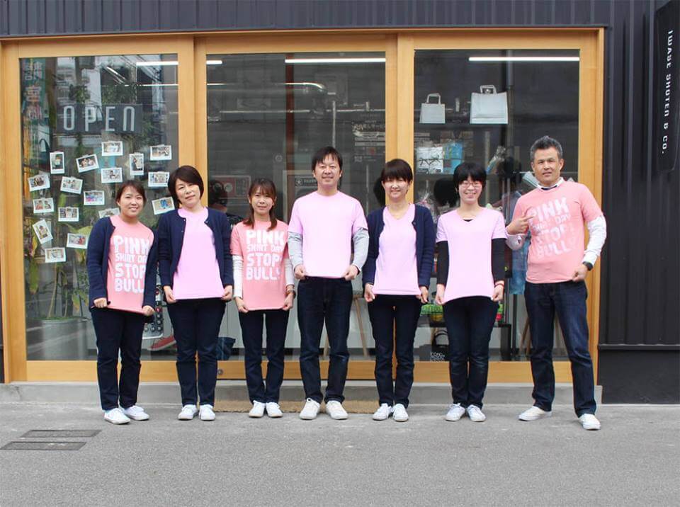 ピンクシャツデー運動の賛同企業とピンクＴシャツを着用したスタッフのみなさま