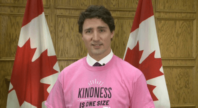 ピンクシャツ運動に賛同しピンクTシャツを着てメッセージを発信するカナダ首相