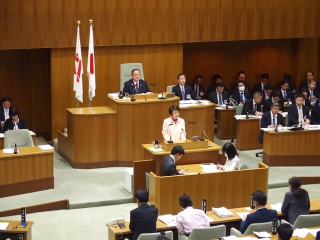 ピンクシャツデーいじめ反対運動に賛同、ピンクシャツやピンクバッヂを身に着けた横浜市議会の風景