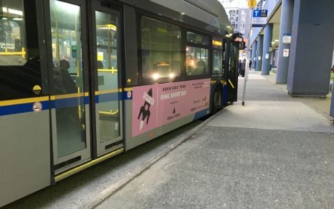 ピンク色のポスター広告が目を惹く市内バス