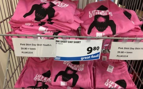 店舗内のワゴンで販売されるピンク色のTシャツ