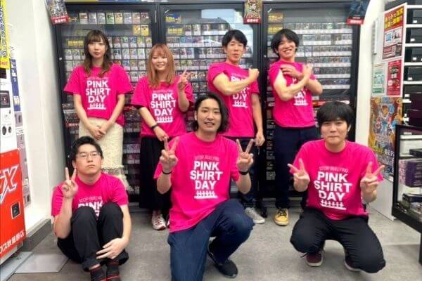 ピンクシャツデー運動ご賛同企業のカードマックス秋葉原店, ピンクシャツを着て勤務中のスタッフのみなさま